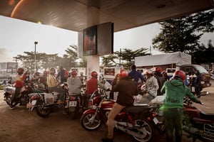 Des motocyclistes font la queue devant une pompe à essence pour essayer d’obtenir du carburant dans la ville de Bukavu, dans l’est de la RD Congo, en mars 2022. © GUERCHOM NDEBO/AFP