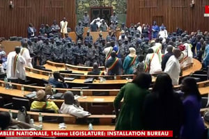 Les débats à l’Assemblée nationale sénégalaise ont tourné à la foire d’empoigne, le 12 septembre 2022. © Capture d’écran RTS