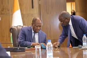 Le président ivoirien Alassane Ouattara et Fidèle Sarassoro, son directeur de cabinet, lors d’une réunion du Conseil national de sécurité, le 4 août 2022. © Présidence ivoirienne