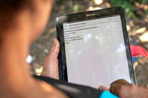 Julie Ojango, une scientifique kényane spécialiste de la nourriture animale, rentre des données dans une tablette. © Chris de Bode/CGIAR/PANOS/REA