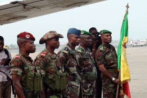 Des soldats béninois se préparent à partir pour le Mali, le 18 janvier 2013 à l’aéroport de Cotonou. © AFP