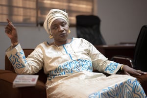 Aminata Touré, ex-Première ministre du Sénégal, au siège de l’APR, à Dakar, le 31 mai 2022. © Sylvain Cherkaoui pour JA