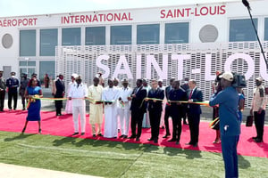 Le président Macky Sall inaugure l’aéroport international de Saint-Louis, le 14 juillet 2022. © Le Président Macky Sall a procédé ce jeudi 14 juillet 2022 à l’inauguration de l’aéroport international de Saint-Louis d’un coût de plus de 23 milliards FCFA.