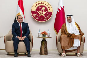 Le président égyptien Abdel Fattah al-Sissi (à g.) et l’émir du Qatar, Tamim Ben Hamad Al Thani (à dr.), le 13 septembre 2022 à Doha (Qatar). © Qatar Emiri Diwan / AFP.