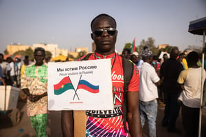 Un manifestant et sa pancarte disant « Nous voulons la Russie », à Ouagadougou, Burkina Faso, le 19 février 2022. © Olympia de Maismont/AFP