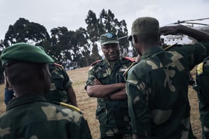 Revue de soldats par le lieutenant-général Philémon Yav lors d’une visite officielle à Bijombo, dans la province du Sud-Kivu, le 10 octobre 2020. © Alexis Huguet/AFP