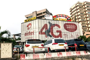 Publicité Airtel, à Libreville en juillet 2018. © Jacques Torregano/Divergence pour JA