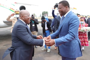 Le chef de l’État togolais Faure Essozimna Gnassingbé accueille son homologue et voisin, le Ghanéen Nana Akufo-Ado, venu à Lomé pour une visite de travail, le 28 juillet 2022. © EMMANUEL PITA