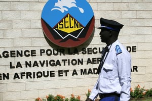 Un agent de sécurité devant les bureaux de l’Agence pour la sécurité de la navigation aérienne en Afrique et à Madagascar (Asecna), à Dakar. © Seyllou Diallo/AFP.