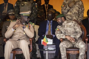 Le chef de la junte guinéenne, Mamadi Doumbouya (à g.), et le président de la transition au Mali, Assimi Goïta, le 22 septembre, à Bamako (Mali). © AP/SIPA.
