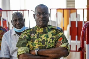 Le général Gilbert Diendere au tribunal militaire où il est jugé avec 13 autres personnes pour le meurtre du leader Thomas Sankara, à Ougadougou, le 11 octobre 2021. © Sam Mednick/AP/SIPA