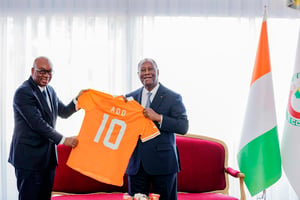 Yacine Idriss Diallo, patron de la FIF, et Alassane Ouattara, au Palais de la présidence, le 7 juin. © Ange Servais
