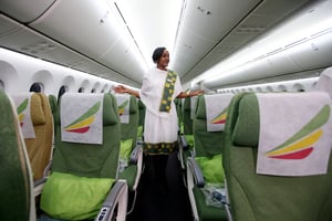 Une hôtesse de l’air dans un vol Ethiopian Airlines/ © Marina Lystseva/TASS/Sipa USA/SIPA.
