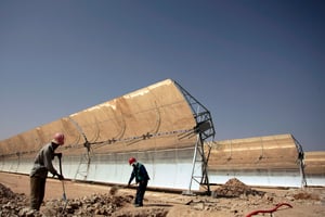 Construction d’une centrale thermo-solaire à Aïn Beni Mathar, au Maroc, près de la frontière algérienne, en 2009. Avec plus de 300 jours de soleil par an, le site est le lieu idéal pour construire une centrale hybride. © Rafael Marchante /Reuters