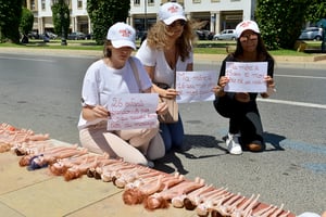 Manifestation contre l’Article 453 qui punit l’avortement, près du Parlement à Rabat, le 25 juin 2019. © AFP