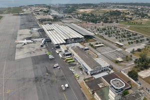 Vue aérienne de l’aéroport d’Abidjan. © Nabil Zorkot