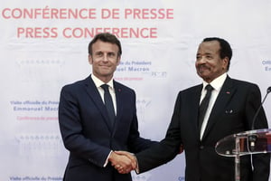 Le président français Emmanuel Macron et le président camerounais Paul Biya, après un entretien au palais présidentiel de Yaoundé, au Cameroun, le 26 juillet 2022. © Lemouton / Pool/SIPA