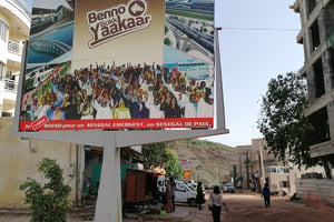 Un panneau électoral de la coalition présidentielle Benno Bokk Yakaar, à Dakar, le 25 juillet 2022. © Lucia Weiss / DPA / AFP