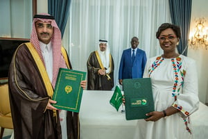 L’accord a été signé en présence du président sénégalais Macky Sall, du ministre de l’Économie, du Plan et de la Coopération du Sénégal, Oulimata Sarr, ainsi que du ministre saoudien de l’Investissement, Khalid bin Abdulaziz Al-Falih, à Dakar, le 27 septembre 2022. © FSD