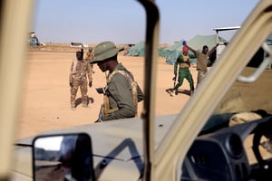 Des soldats des forces armées maliennes (Fama), à Ménaka, au Mali. © Thomas Coex/AFP.