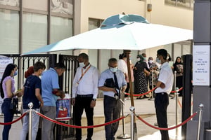 Demandeurs de visas devant les bureaux de TLSContact, à Tunis, le 29 septembre 2021. © Fethi Belaid/AFP