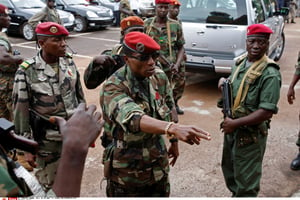 Le capitaine Moussa Dadis Camara à l’aéroport de Conakry, le 5 octobre 2009. © AP Photo/Schalk van Zuydam