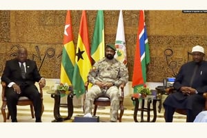 Le président ghanéen Nana Akufo-Addo (à g.), le colonel Assimi Goïta (au c.) et le chef de l’État gambien, Adama Barrow (à dr.), au palais de Koulouba, à Bamako, au Mali, le 29 septembre. © Capture écran/VOA Afrique.