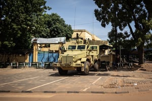 Un véhicule de l’armée devant les locaux de la télévision nationale, à Ouagadougou, le 1er octobre 2022. © OLYMPIA DE MAISMONT / AFP