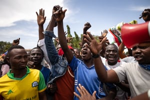 Des manifestants pro-coup d’État, dans les rues de Ouagadougou, le 30 septembre 2022. © Olympia DE MAISMONT / AFP