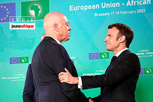 Le président tunisien Kaïs Saïed et son homologue français Emmanuel Macron. © MONTAGE JA :  POOL/AFP