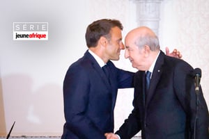 Le president français Emmanuel Macron et son homologue algérien Abdelmadjid Tebboune. © MONTAGE JA :  Ludovic Marin/AFP
