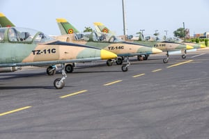 Une partie des équipements militaires russes reçus par Bamako en août 2022, ici des Aero L-39ZA Albatros. © TWITTER Colonel Assimi GOITA