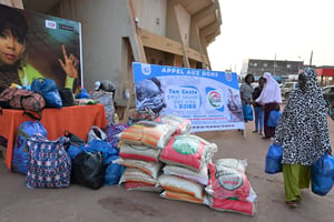 Distribution de fournitures d’aide aux habitants de Djibo, le 5 octobre 2022. © Issouf SANOGO/AFP