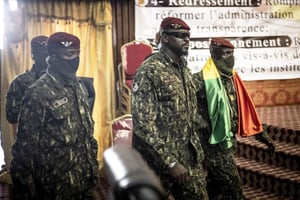 Le colonel Mamadi Doumbouya (deuxième à dr.) entre au Palais du peuple, le 14 septembre 2021, à Conakry, en Guinée. © John Wessels / AFP.