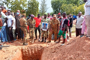 Lors des obsèques des 27 soldats du 14e régiment interarmes tués à Gaskindé le 26 septembre, à Ouagadougou le 8 octobre 2022. © Benjamin Roger pour JA