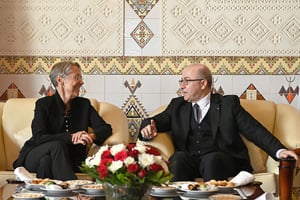 Élisabeth Borne avec son homologue algérien Aymen Benabderrahmane, à Alger, le 9 octobre 2022. © Alain JOCARD/AFP