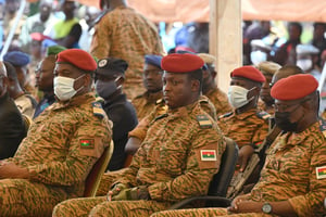 Le capitaine Ibrahim Traoré assiste aux funérailles de 27 soldats tués à Gaskinde, lors d’une cérémonie au camp militaire du général Sangoule Lamizana, à Ouagadougou, le 8 octobre 2022. © Issouf SANOGO/AFP
