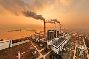 Une centrale électrique au charbon, sur le Yang-Tsé-Kiang, à Nantong (Chine), en décembre 2018. © Utuku/ROPI-REA