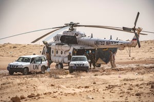 Des membres de la Minurso peu après leur atterrissage à Guerguerat, au Sahara occidental, le 25 novembre 2020. © Fadel SENNA/AFP