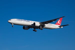 Turkish Airlines, qui compte un peu plus de 320 avions (hors filiales), attend dix-sept A350-900 supplémentaires, ainsi que dix 787-9 Dreamliner. Ici, un Boeing 777. © NICOLAS ECONOMOU/NurPhoto/AFP