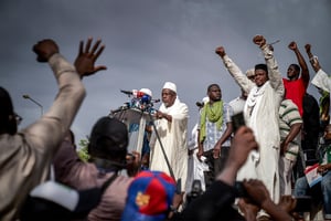 L’imam Mahmoud Dicko s’adresse à la foule sur la place de l’Indépendance à Bamako, le 5 juin 2020. © MICHELE CATTANI / AFP