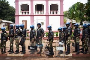 Des policiers déployés à Bamako, le 18 août 2018. © Michele CATTANI / AFP