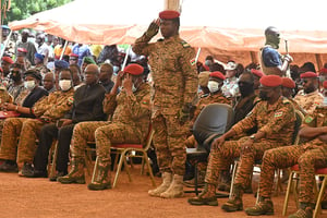 Le capitaine Ibrahim Traoré assiste aux funérailles de 27 soldats tués à Gaskinde, lors d’une cérémonie au camp militaire du général Sangoule Lamizana, à Ouagadougou, le 8 octobre 2022. © ISSOUF SANOGO/AFP