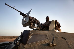 Un soldat de l’armée burkinabè, lors d’une patrouille dans la région du Soum, dans le nord du Burkina Faso, le 12 novembre 2019. Illustration. © MICHELE CATTANI / AFP