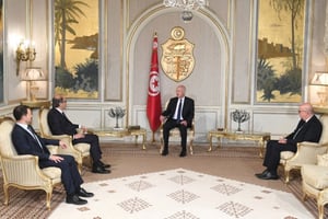 Rencontre entre le président tunisien Kaïs Saïed et Jihad Azour, directeur du département Moyen-Orient, Afrique du Nord et Asie centrale au Fonds monétaire international (FMI), le 21 juin 2022, au palais de Carthage, à Tunis. TUNIS, TUNISIA – JUNE 21: (—-EDITORIAL USE ONLY ‚Äì MANDATORY CREDIT – « TUNISIAN PRESIDENCY / HANDOUT » – NO MARKETING NO ADVERTISING CAMPAIGNS – DISTRIBUTED AS A SERVICE TO CLIENTS—-) Tunisian President Kais Saied meets Director of the Middle East and Central Asia Department at the International Monetary Fund, Jihad Azour at Carthage Palace in Tunis, Tunisia on June 21, 2022
© TUNISIAN PRESIDENCY/Anadolu Agency via AFP
