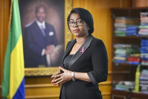 Rose-Christiane Ossouka Raponda, la Première ministre du Gabon, dans son bureau, en octobre 2022. © Weyl Laurent/COM PR ID