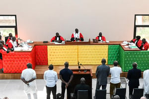 Les accusés debout face aux juges au procès du massacre du 28 septembre 2009 à Conakry. © CELLOU BINANI/AFP