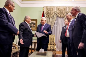 Le chef de la diplomatie algérienne Ramtane Lamamra remettant au président de l’Autorité palestinienne Mahmoud Abbas une invitation au sommet de la Ligue arabe, au Caire, le 5 septembre 2022. © Thaer GHANAIM/AFP