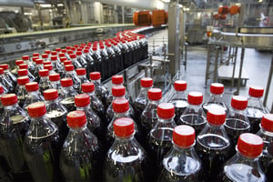 Une usine d’embouteillage de Coca Cola. © Czybik / VW Pics-Zuma-REA.