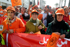 Plusieurs centaines de soutients de l’Union nationale des travailleurs au Maroc (UNTM) se sont rassemblés le 23 octobre devant le Parlement, à Rabat. © AFP.